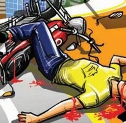 ऐसे ले जाती है 'मौत' ! बाइक से उतरकर बात कर रहा था युवक...वाहन आया और रौंदता चला गया