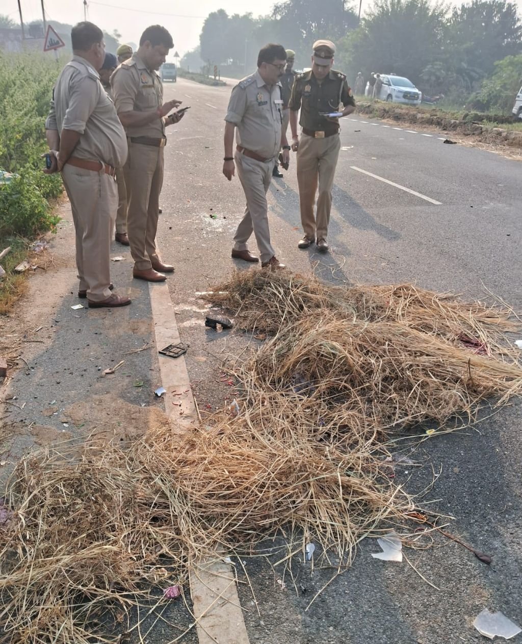 बदायूं में सड़क हादसे में छह की मौत...सड़क पर इतना खून कि पुलिस को बिछानी पड़ी पुआल
