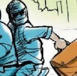 बैंक से पैसा निकाल रहे हैं तो रहें सावधान, कड़िया सांसी गैंग न बना ले निशाना