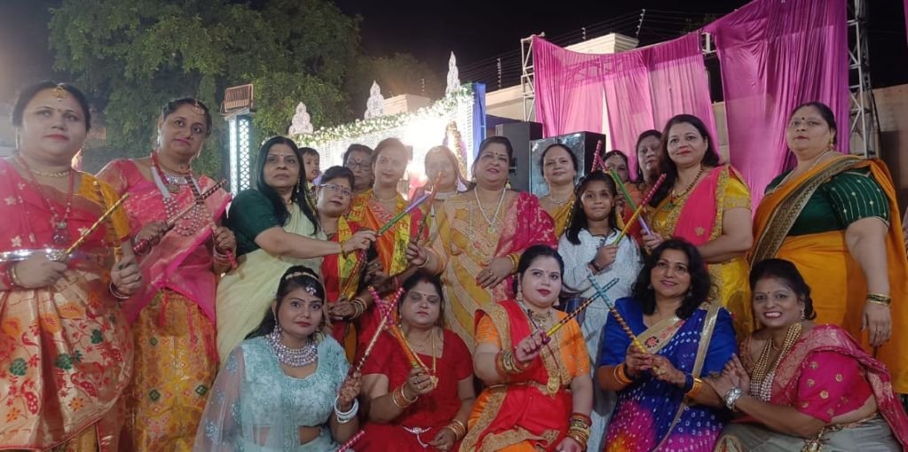 भजनों पर झूम उठे भक्त, हर तरफ छाई वृंदावन की छटा