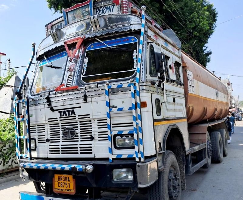 फर्जी कागजों पर आगरा ले जाया जा रहा था शीरा, पुलिस ने पकड़ा टैंकर