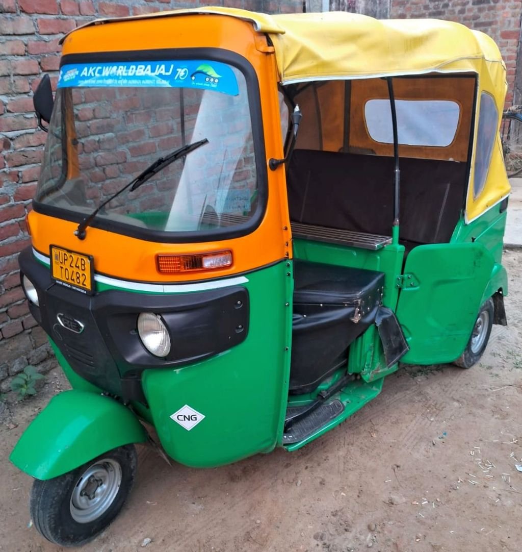 ऑटो से सिर निकालकर खींच रहा था फोटो...पोल से टकराकर मौत