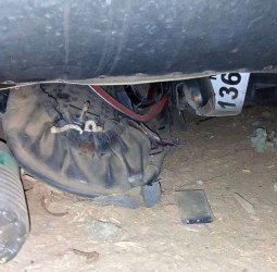 बाइक पर पलट गया धान की बोरी लदा ट्रक, बुरी तरह कुचल गए दो युवक