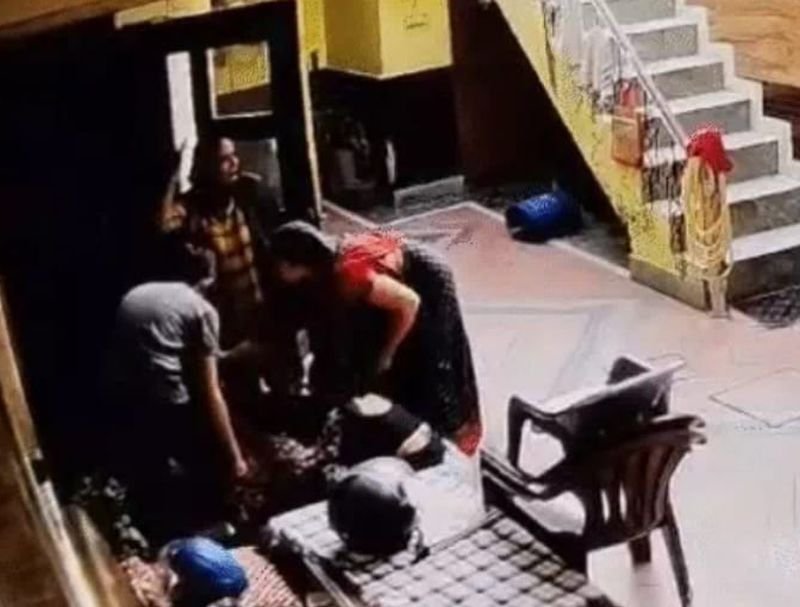 'सेक्स रैकेट में पकड़ी गई है बेटी'...ठग ने धमकाया तो मां को आया हार्टअटैक, मौत