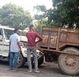 बोलरो की टक्कर से बोनट पर उछलकर गिरा ट्रैक्टर पर बैठा मजदूर, देखते ही देखते तोड़ दिया दम