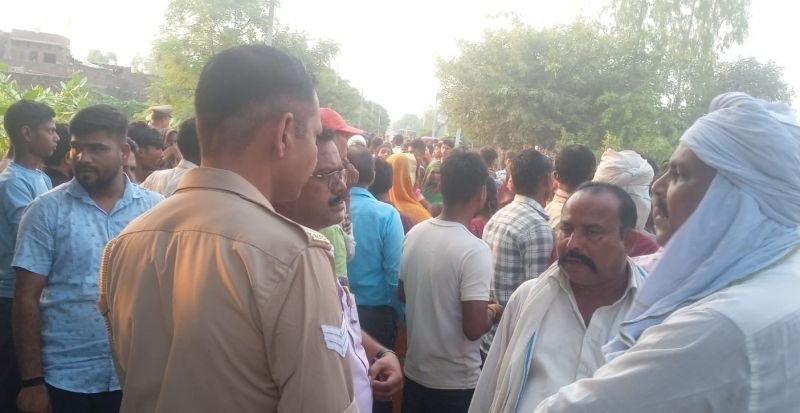 मामला दो संप्रदायों काः महिला की मौत पर हंगामा, कई घंटे रोड जाम