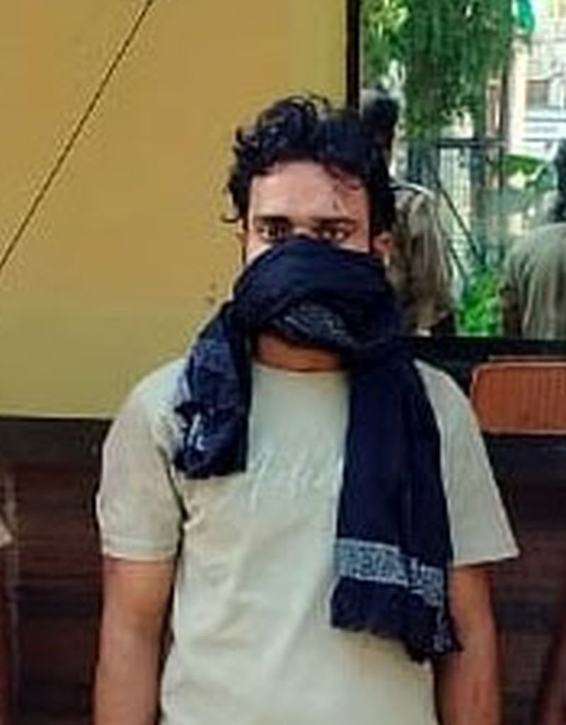 युवती के घर में रात में घुसना पड़ा महंगा...लोगों ने बांधकर लगाई पिटाई (देखें वीडियो)