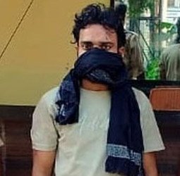 युवती के घर में रात में घुसना पड़ा महंगा...लोगों ने बांधकर लगाई पिटाई (देखें वीडियो)