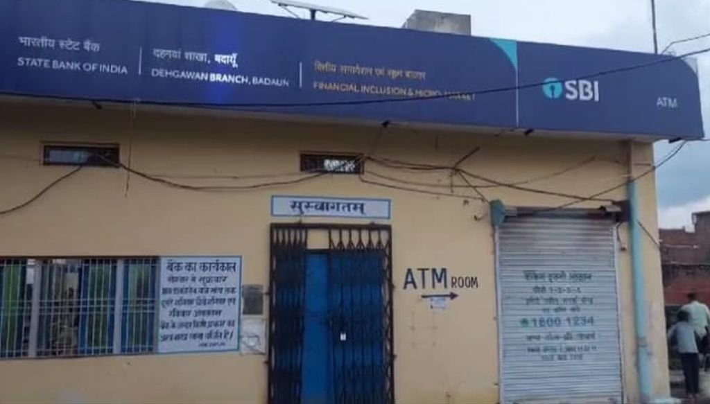 रुपये निकालने गई महिला ने बैंक में ही तोड़ दिया दम...फिर हुआ ये