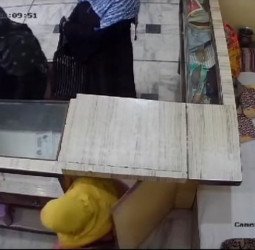 ये दोनों वीडियो देखिये...बच्ची के चोरी करने का शातिराना अंदाज देखकर चौंक जाएंगे