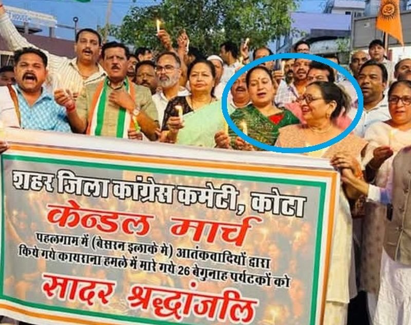 इन तस्वीरों में गोल घेरे वाले चेहरों को देखिये...नरसंहार पर 'संवेदना' जता रहे हैं, फिर भी मुस्करा रहे हैं