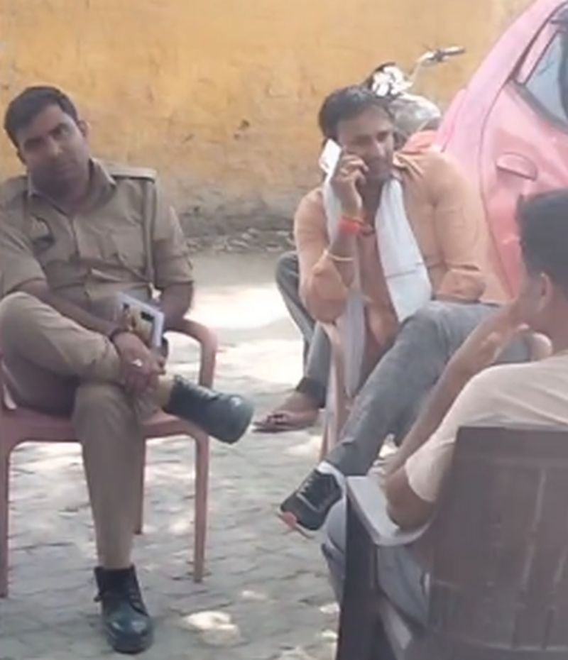 कछला चौकी पर दबंगों ने मांगे 50 रुपये प्रति सवारी, नहीं देने पर बदसलूकी और मारपीट