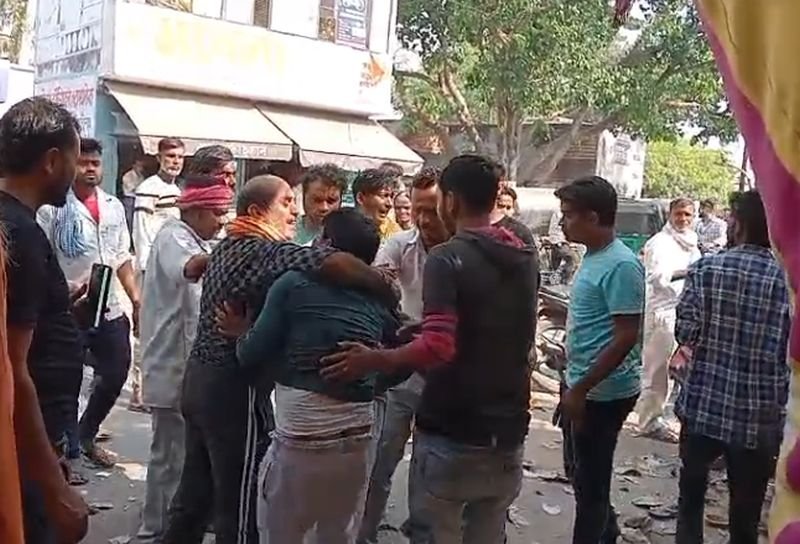 वीडियोः जहां चल रहा था भंडारा, वहीं हो रही थी पॉकेटमारी....पकड़ा गया चोर तो जमकर धुना