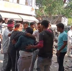 वीडियोः जहां चल रहा था भंडारा, वहीं हो रही थी पॉकेटमारी....पकड़ा गया चोर तो जमकर धुना