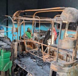 घर में लगी आग से 10 लाख का नुकसान, दो टेंपो समेत घर का काफी सामान हुआ स्वाह
