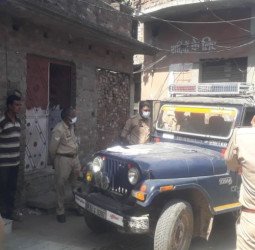 बदबू ने खोला बंद घर का 'राज' ...दरवाजा तोड़कर कमरे में पहुंची पुलिस तो अंदर था ये नजारा