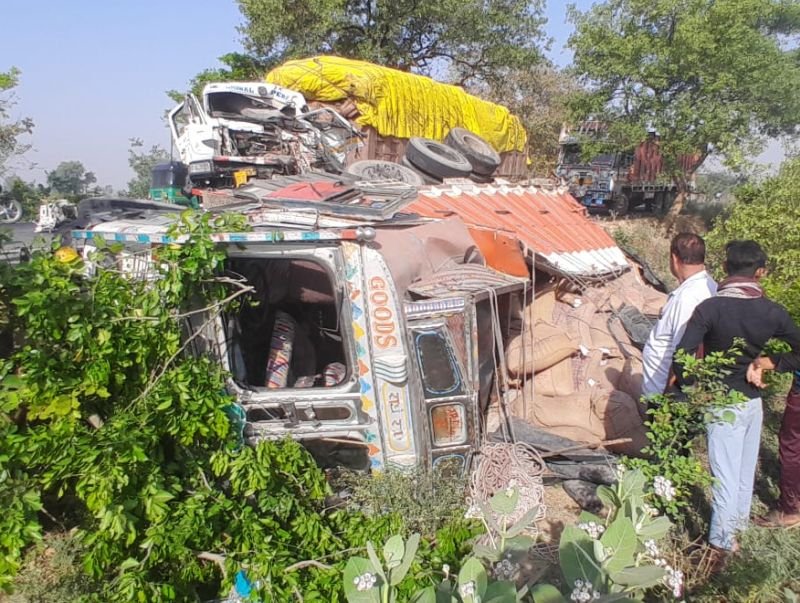 खड़े ट्रक में पीछे से आकर घुस गया दूसरा ट्रक, पलटा तो दबकर चली गई चालक की जान