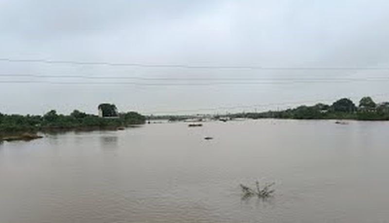 दोपहर में गंगा किनारे जुट गई भीड़, आखिर ऐसा क्या देखा लोगों ने...