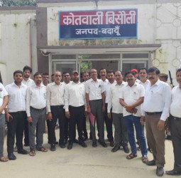 वकील को झूठे मुकदमे में फंसाने और जान से मारने की मिली धमकी, लामबंद होकर पहुंचे कोतवाली