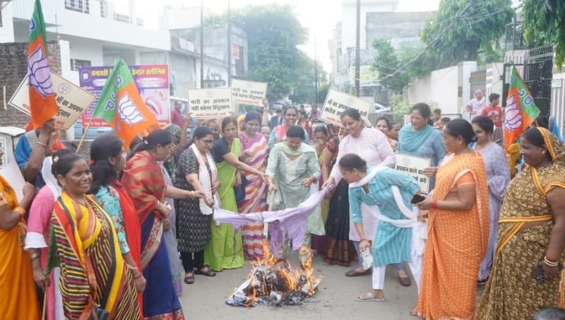 कांग्रेस जिलाध्यक्ष के आवास पर भाजपा महिला मोर्चा की 'हाय-हाय'...राहुल गांधी का पुतला फूंका