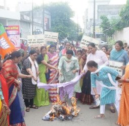 कांग्रेस जिलाध्यक्ष के आवास पर भाजपा महिला मोर्चा की 'हाय-हाय'...राहुल गांधी का पुतला फूंका