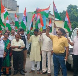 राज्य कर्मचारी संयुक्त परिषद ने निकाली तिरंगा यात्रा, देशभक्ति के लगाए नारे