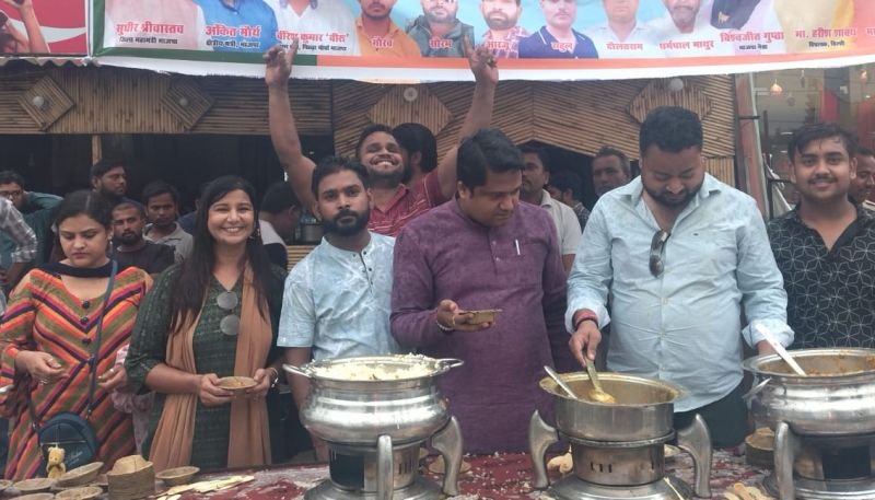 स्वाद रेस्टोरेंट की ओर से कांवड़ियों के लिए हुआ विशाल भंडारा, शिवभक्तों की उमड़ी भीड़