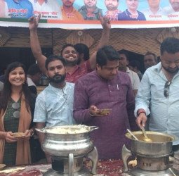 स्वाद रेस्टोरेंट की ओर से कांवड़ियों के लिए हुआ विशाल भंडारा, शिवभक्तों की उमड़ी भीड़