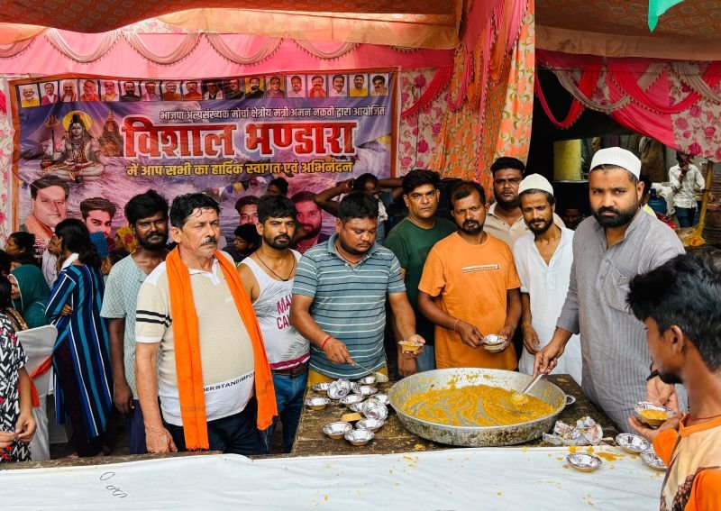 उझानी सब्जी मंडी के पास हुआ भंडारा, हजारों शिवभक्तों ने ग्रहण किया प्रसाद