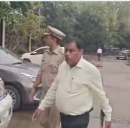 महिलाओं के अंडरगारमेंट्स का पूछता था साइज, छूता था इधर-उधर...जानिये किस मंत्री के निजी सचिव की है करतूत