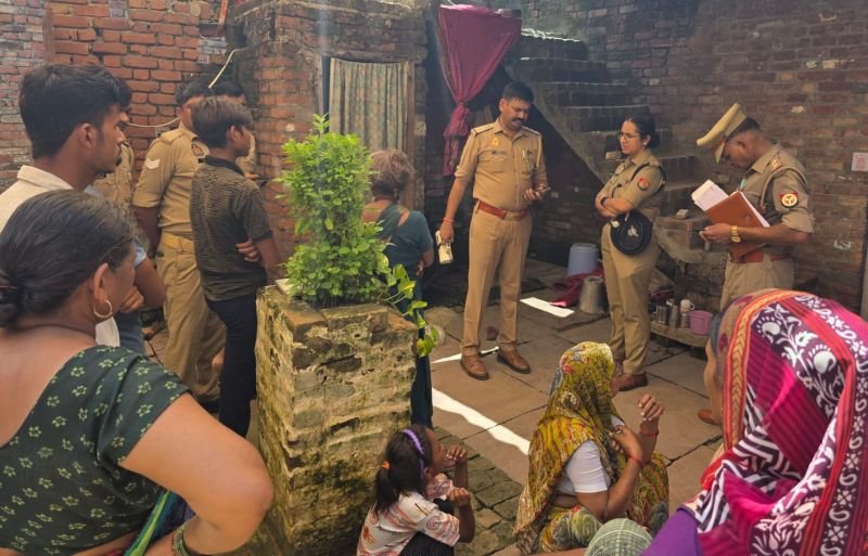 पत्नी का गला रेता...फिर फंदे पर लटक गया पति, ई-रिक्शा में बैठकर लहूलुहान पत्नी पहुंची मायके