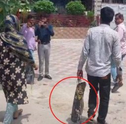 थैले में थी बच्चे की लाश...पिता पहुंचा डीएम कार्यालय, बोला- 'मेरा बच्चा मार दिया'