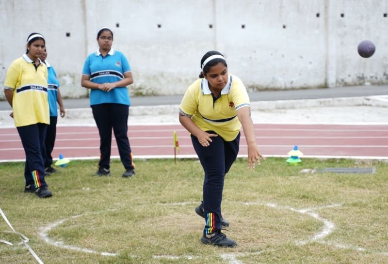 किसी ने जमकर लगाई रेस तो किसी ने दम लगाकर गोला फेंका...ब्लूमिंगडेल स्कूल में खूब खेले बच्चे