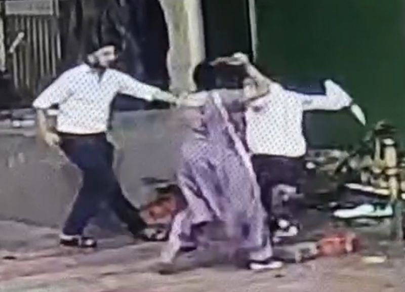 वीडियोः नगर पालिका की महिला कर्मचारी ने कोतवाली के सामने लिपिक पर बरसाईं चप्पलें
