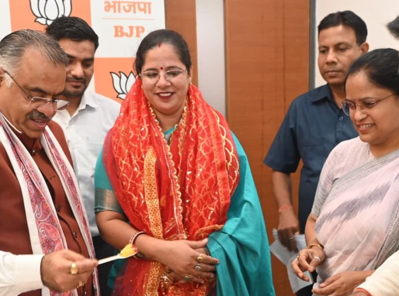 पार्टी मुख्यालय पर मनाया गया महिला नेता का जन्मदिन