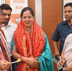 पार्टी मुख्यालय पर मनाया गया महिला नेता का जन्मदिन