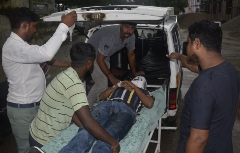टैंकर से भिड़ी कार, बिसौली के मासूम की मौत, मां-बाप समेत पांच लोग घायल