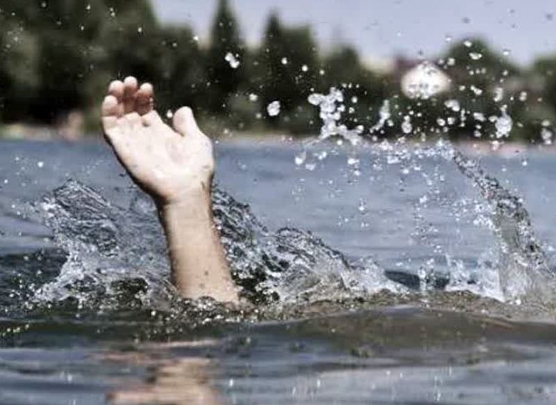 खेलते-खेलते तालाब के किनारे जा पहुंचा तीन साल का बालक...पैर फिसला और चली गई जान