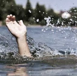 खेलते-खेलते तालाब के किनारे जा पहुंचा तीन साल का बालक...पैर फिसला और चली गई जान