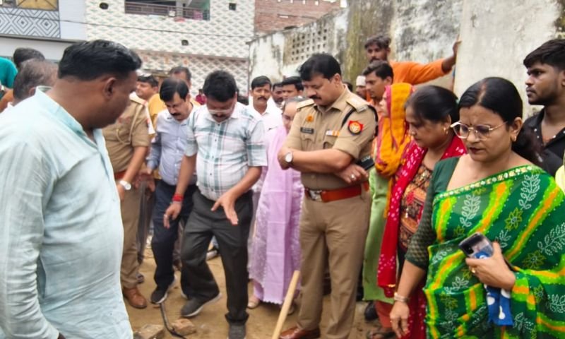 हिंदुओं ने कुंए की बाउंड्री पर कराया भगवा रंग, पुलिस ने पुतवा दिया सफेद...तनाव हुआ तो कराया समझौता