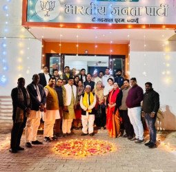 अटल बिहारी वाजपेयी की स्मृति में भाजपा कार्यालय पर मनाया दीपोत्सव