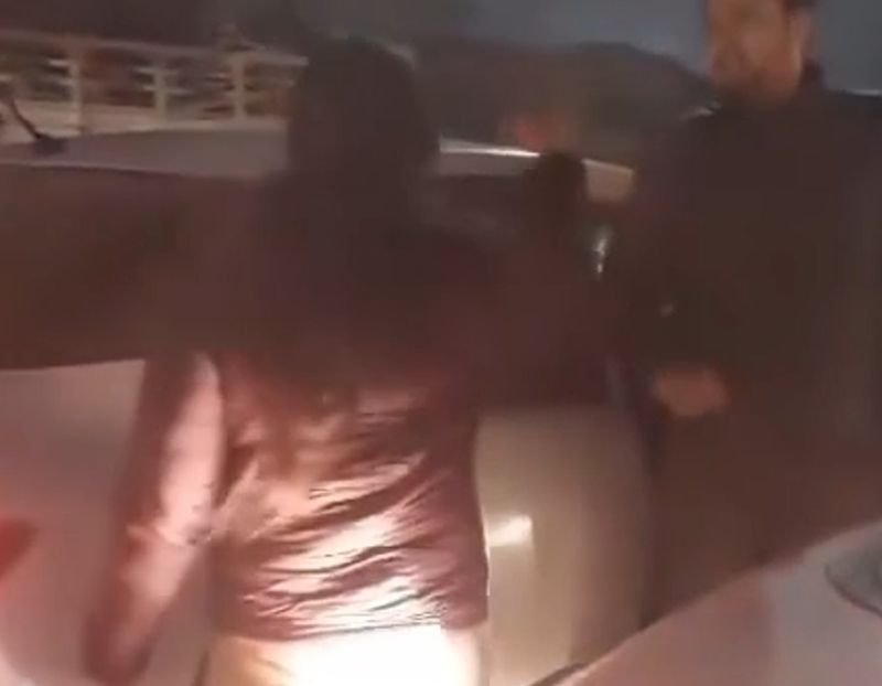 वीडियोः ये महिला दरोगा तो बड़ी खतरनाक! जाम में फंसी तो बोली...'होश में रह, मुंह में मूत दूंगी'