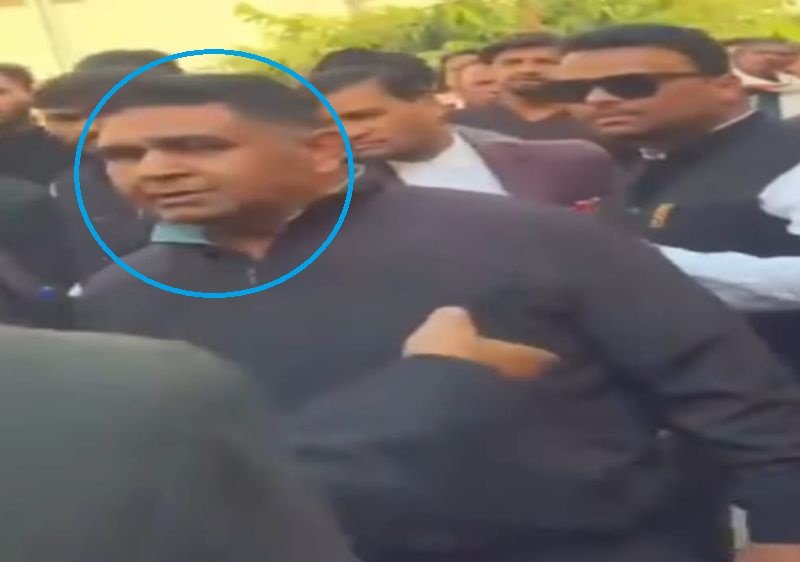 पहले 'पुलिस' को पीटा, फिर 'पुलिस' को ही सौंप दिया...बदायूं में आखिर क्यों हुई दरोगा की पिटाई