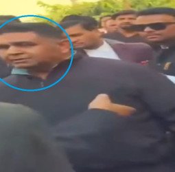 पहले 'पुलिस' को पीटा, फिर 'पुलिस' को ही सौंप दिया...बदायूं में आखिर क्यों हुई दरोगा की पिटाई