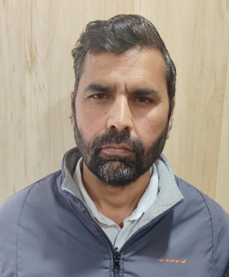 वारिसान दर्ज करने के लिए रिश्वत मांग रहा था बदायूं का ये लेखपाल...10 हजार लेते धर लिया गया