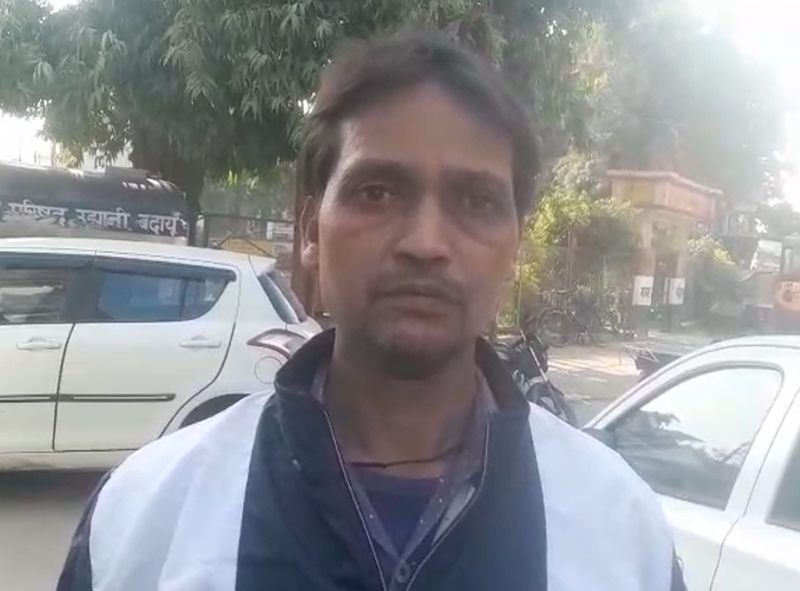 एसआईआर का फॉर्म लेने गया था युवक, कर्मचारी पर धक्का मारकर बाहर निकालने का आरोप