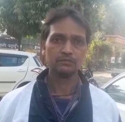 एसआईआर का फॉर्म लेने गया था युवक, कर्मचारी पर धक्का मारकर बाहर निकालने का आरोप