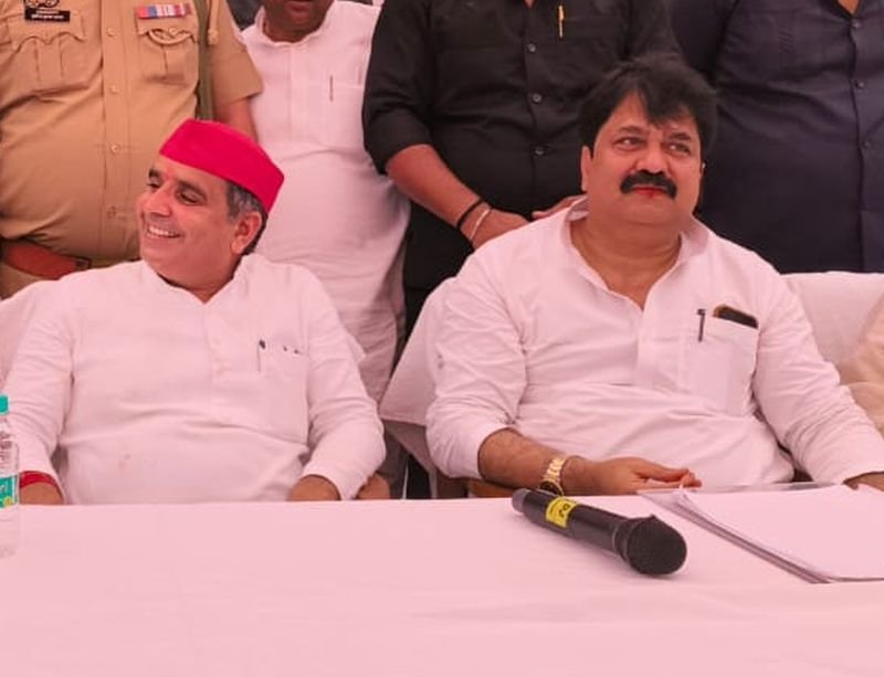 ये 'अपनापन' यूं ही या फिर सियासी...राजनीति के गलियारों में चर्चा में रही इन दोनों नेताओं की दुश्मनी