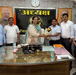 जिला पंचायत के अभियंता को कार्यभार ग्रहण कराया