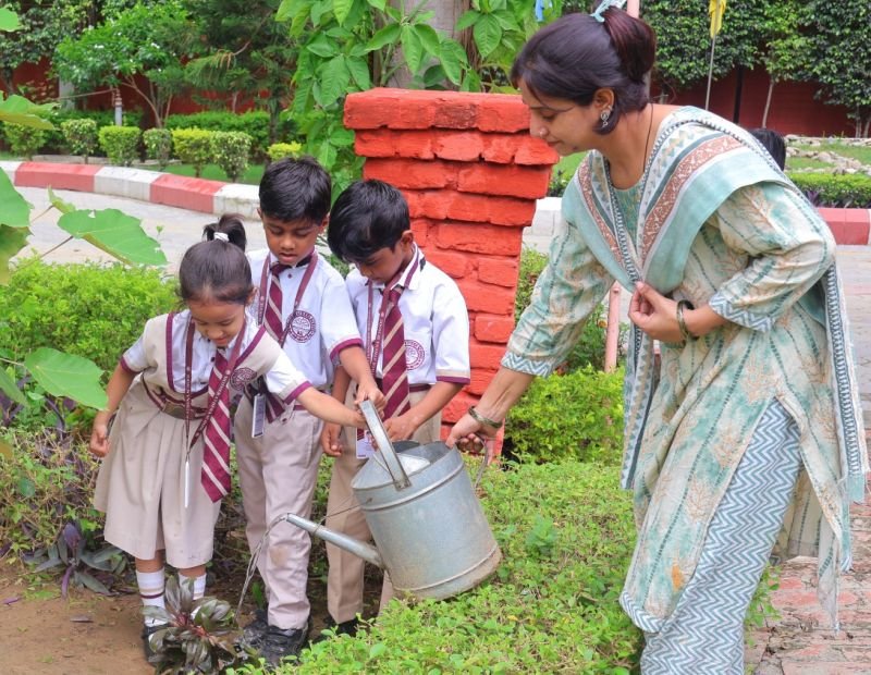 मदर एथीना स्कूल  में  पर्यावरण संरक्षण की दिशा में एक कदम, हुआ पौधरोपण कार्यक्रम